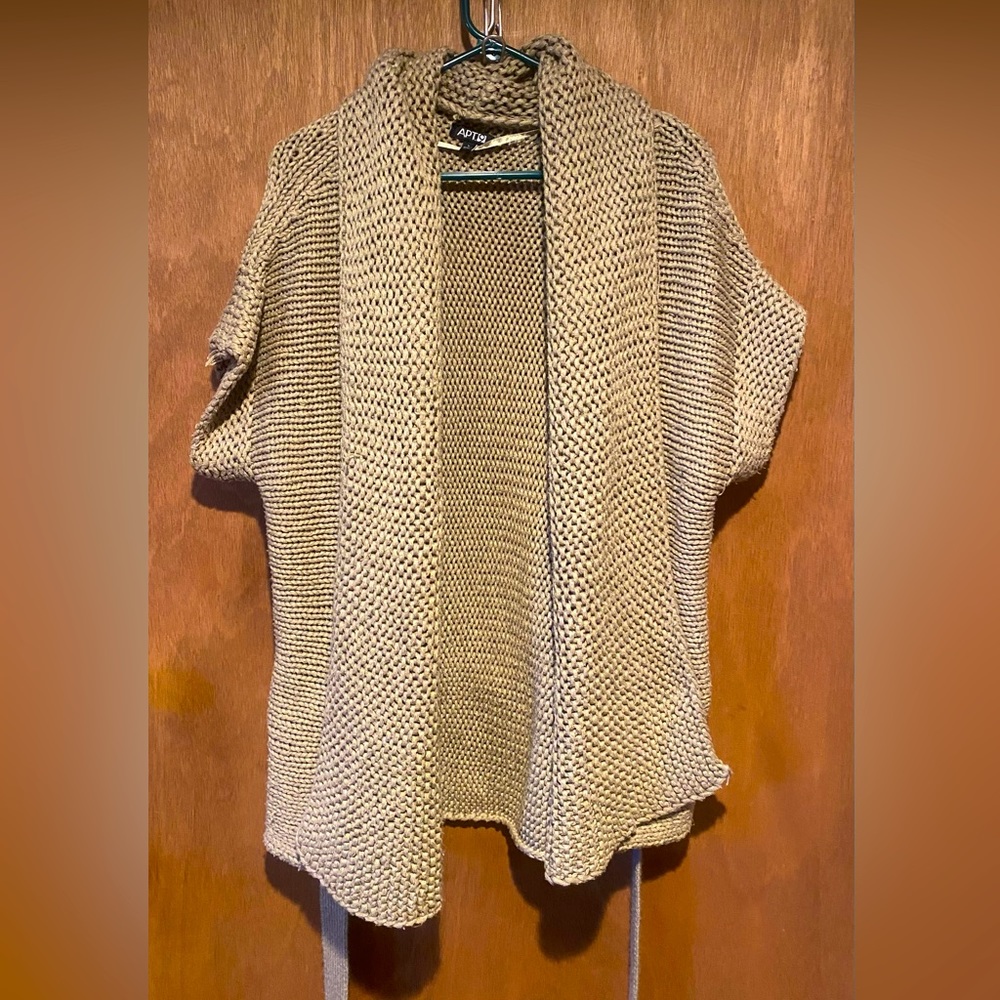 Chunky knit sweater, short sleeve removable belt.